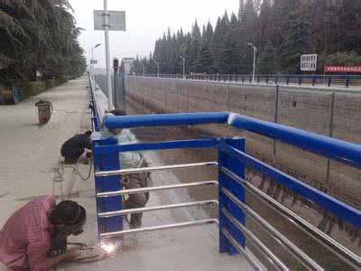 道路護欄進行（háng）表麵鍍（dù）鋅有哪些好處呢？