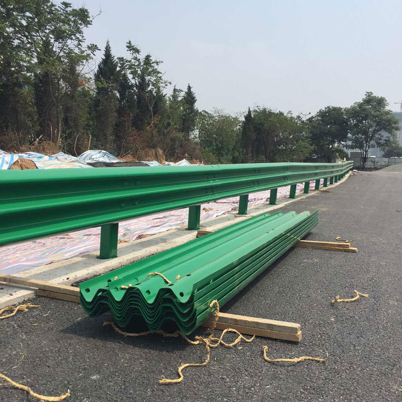 公路（lù）波形（xíng）护栏